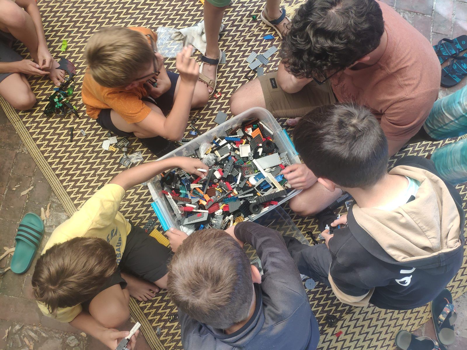 Atelier scientifique en groupe pendant un séjour dans les Baronnies