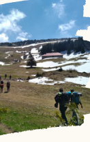 Groupe de randonneurs sur sentier
